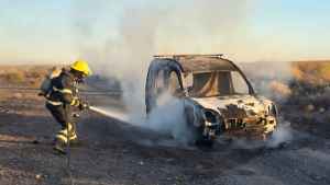 Misterio en la Ruta del Petróleo de Neuquén: hallaron una Kangoo incendiada en medio del campo