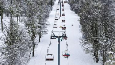 Chapelco, Caviahue y Batea Mahuida cierran su temporada 2025 en Neuquén por falta de nieve