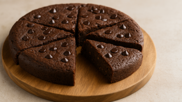 Torta húmeda de cacao y nuez: sin harinas, sin azúcar y lista en menos de 30 minutos