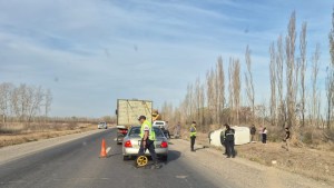 Choque y vuelco en la Ruta 22 entre un camión y una tráfic: qué pasó entre Allen y Roca