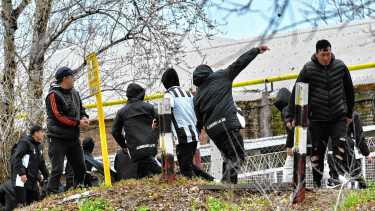 Incidentes en la cancha de Cipolletti: un grupo de hinchas tiró piedras y se enfrentó con la policía