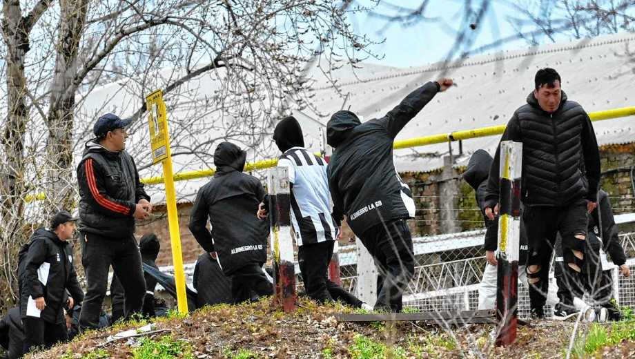 Hinchas de Cipolletti tiraron piedras desde afuera del estadio. (Foto: Matías Subat)