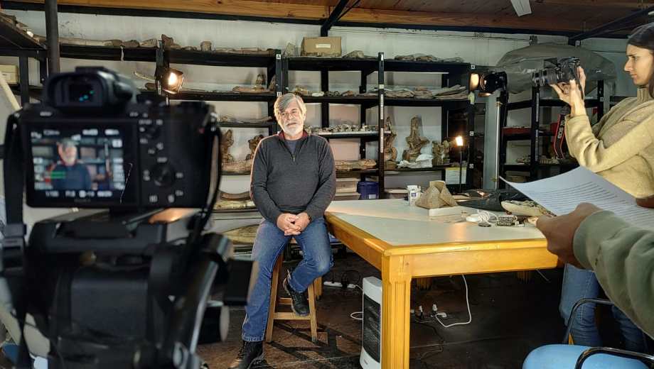 El paleontólogo Rodolfo Coria en plena producción del ciclo. Foto: gentileza.