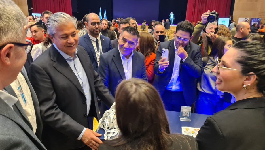Después del acto, el gobernador Figueroa recorrió los stands de las empresas (Foto: Andrea Vazquez)