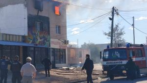 Incendio en General Roca: el fuego consumió dos departamentos sobre una pollería en calle Jujuy