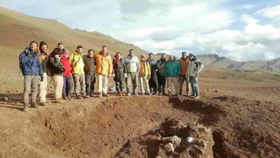 Parte del equipo argentino y japonés durante el campamento de marzo de 2020 en la estancia La Anita, cerca de El Calafate, donde apareció el fósil del Kostensuchus atrox. Foto gentileza Fernando Novas (Fundación Azara).
