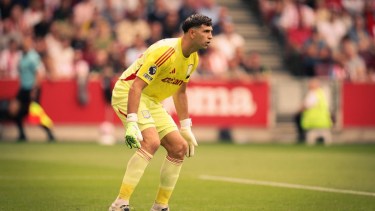 Dibu Martínez volvió al arco en Aston Villa y no pudo evitar la caída ante Brentford