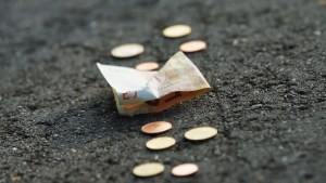 Por qué tener dinero desparramado sobre un espacio ajeno es de las peores prácticas, según el Feng Shui 