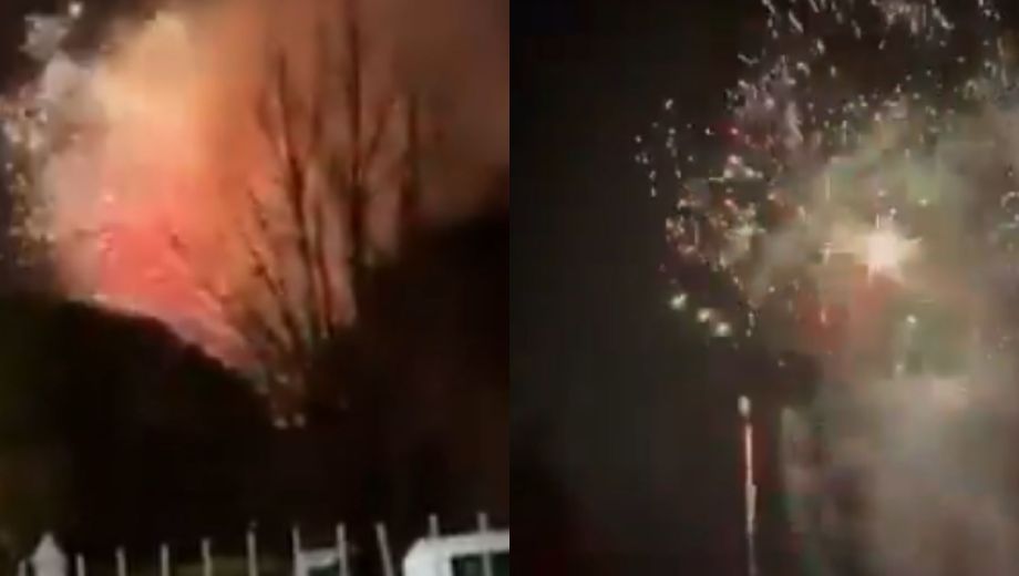 Hinchas de Racing lanzaron fuegos artificiales en la concentración de Peñarol.