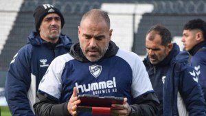 Escándalo con el DT de Quilmes: renuncia, piñas y votación del plantel por su salida