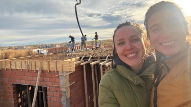 Las arquitectas que arman equipo con los albañiles y construyen casas como estas en Neuquén