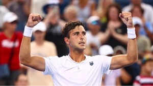 Tomás Etcheverry venció a Shang y se clasificó a la segunda ronda del Masters de Cincinnati