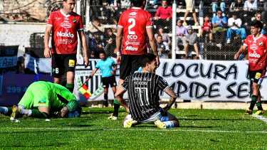 Con un arbitraje polémico, Cipolletti empató 0 a 0 ante Villa Mitre en La Visera por el Federal A