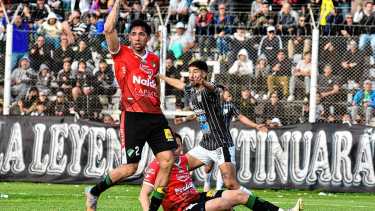 Así fueron los dos goles que le anularon a Cipolletti ante Villa Mitre: mano dudosa y offside inexistente