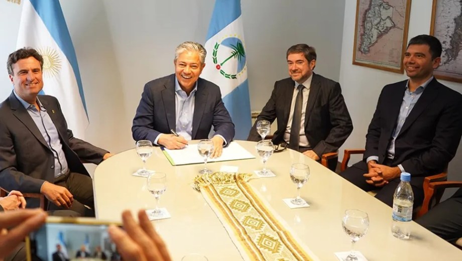 El gobernador Rolando Figueroa junto a las autoridades de Fluxus y Pluspetrol.