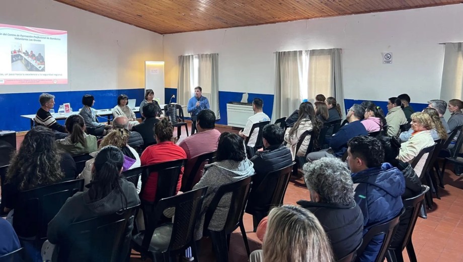 Los primeros encuentros fueron con  vecinos y representantes de distintas entidades intermedias. Foto: gentileza.