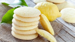 Cómo preparar galletitas de limón sin azúcar ni manteca que quedan más suaves y esponjosas 