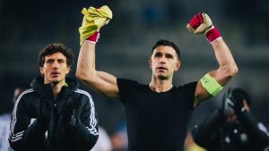 Manchester United volvió a la carga por Dibu Martínez: cómo están las negociaciones