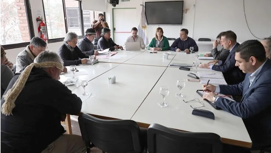 Gobierno y comunidades restablecieron el diálogo con la Universidad Nacional del Comahue como veedor. (Foto: prensa Gobierno de Neuquén).