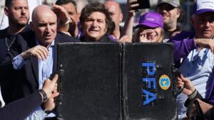 Procesaron al joven que arrojó piedras a Javier Milei en la caravana de Lomas de Zamora