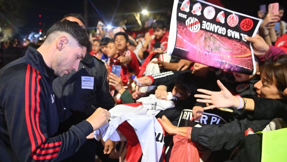 River llegó a Mendoza y fue una revolución. Montiel, a full con los autógrafos. (@riverplate)