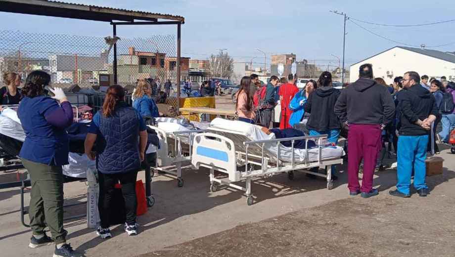 Pacientes fueron evacuados en el estacionamiento del hospital. Foto: gentileza.