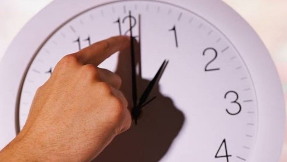 La propuesta busca sincronizar el reloj con la luz solar.