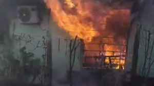 Incendio en Cipolletti dejó dos heridos y destruyó por completo una casa este sábado