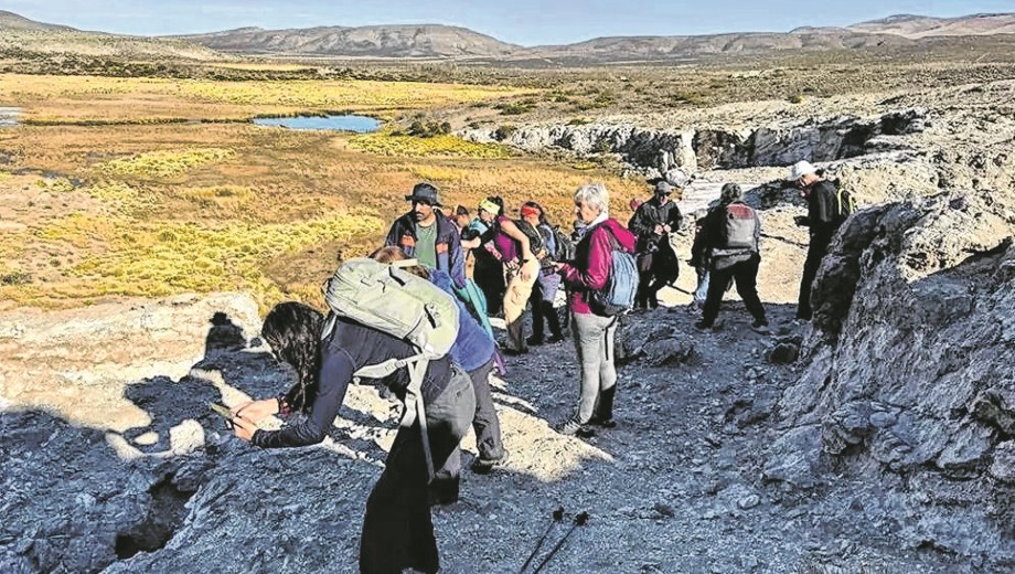 Buta Ranquil se da el lujo de tener a la vista la formación geológica Vaca Muerta (Geosenderos)