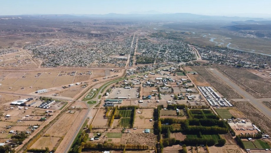 Un hombre que cumplía domiciliaria atacó a su familia con armas blancas.
