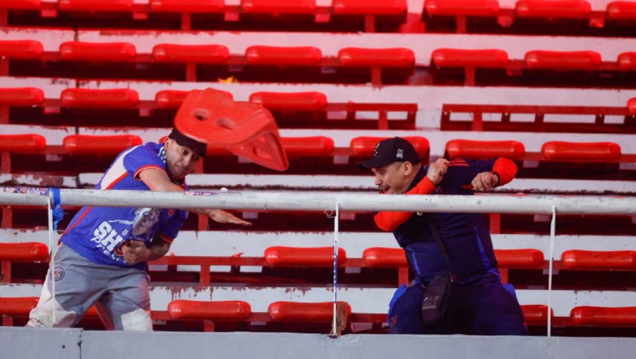 Los hinchas chilenos arrojaron butacas, pedazos de cemento y hasta partes de un inodoro.