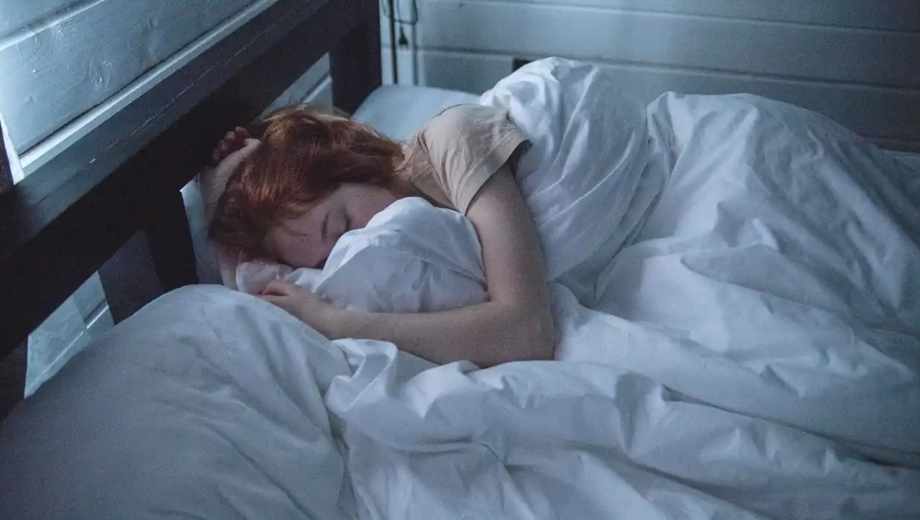 Qué es y cómo afecta a tu cuerpo el jet lag social.-