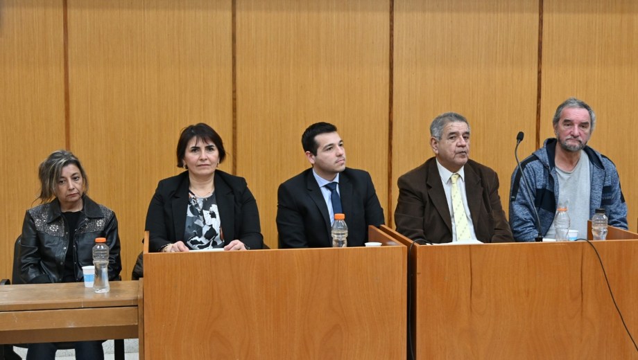 Peritos analizan el celular del sexto imputado, donde hallaron imágenes clave que lo vinculan al crimen de Julián Dobra. Foto Juan Thomes.