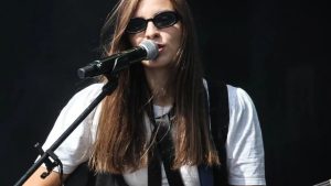 Manu Martínez, en plan acústico, viaja con sus canciones por el Alto Valle