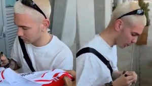 Mastantuono firmó camisetas de River en España antes de sumarse al Real Madrid