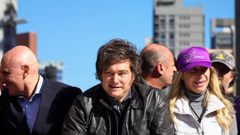 Atacaron a Javier Milei en la caravana de Lomas de Zamora. (Gentileza Infobae).