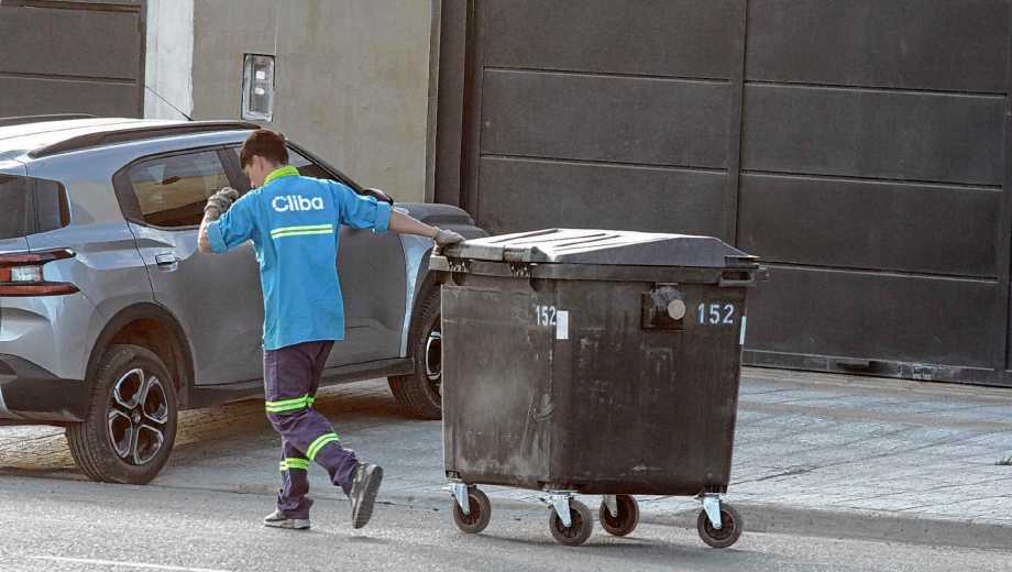 Comenzó el recambio de contenedores nuevos de 1 metros cúbico para el macrocentro (foto Oscar Livera)