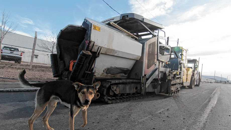 La Eslovenia nace en la rotonda Casimiro Gómez  y se cruza con Los Paraisos en  paralelo a la autovía (foto Oscar Livera) 