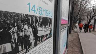 Celebran con una intervención artística en Neuquén, los 45 años del «plantón» frente a la Casa de Gobierno