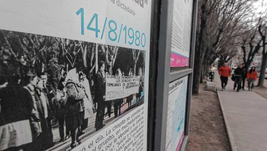 Un "hito" en la plaza Roca de Neuquén detalla la primera manifestación pública en Neuquén para saber sobre los desaparecidos (foto Oscar Livera)