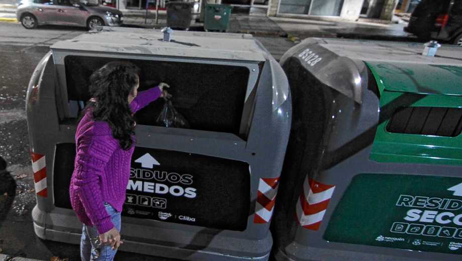 Los nuevos contenedores de metal tienen el triple de capacidad que los de plástico (foto Oscar Livera)
