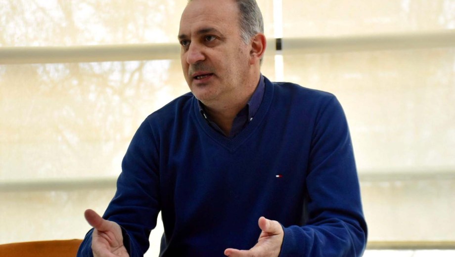 Fernando Schpoliansky, dio forma --en un libro-- a los textos que compila hace años sobre los temas económicos de la Argentina (Matías Subat)