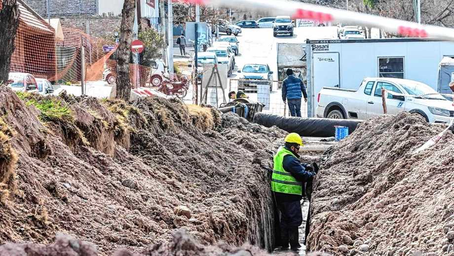 El dren a más de un metro de profundidad en calle Brown para que resuma y canalice el agua subtarránea emergente (foto Cecilia Maletti)