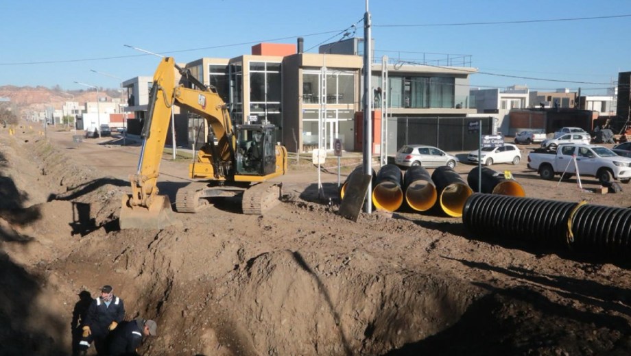 Avanza en Neuquén una obra pluvial clave para resolver los problemas de drenaje. (Gentileza Municipio de Neuquén).