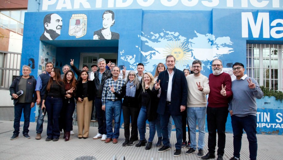 Dirigentes y candidatos del PJ en su sede partidaria cuando cerraron la única lista de su interna. Foto: Marcelo Ochoa.