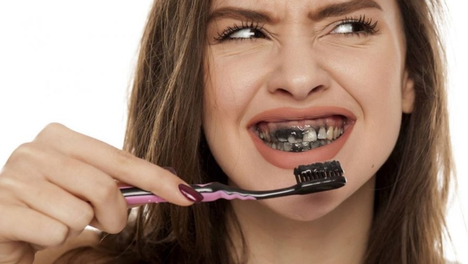 Pasta dental de carbon prohibida por la ANMAT.