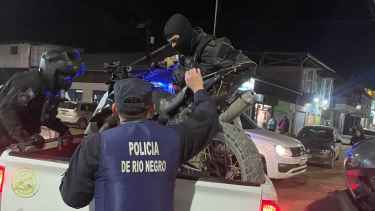 Manejaban peligrosamente por las calles de Bariloche y fueron multados: ocho motos secuestradas