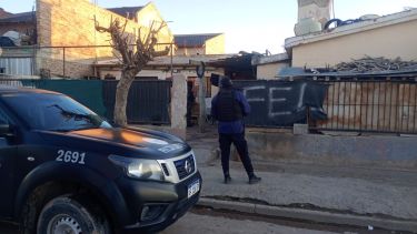 Un detenido en Fernández Oro por asaltar con una escopeta a dos vecinos que hacían un reparto solidario