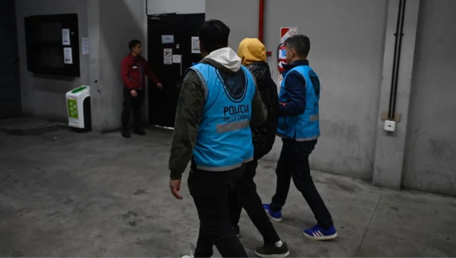 Efectivos de Río Negro, Policía Federal y Policía de la Ciudad durante el allanamiento en Cipolletti por el caso de grooming. Foto Policía de la Ciudad.
