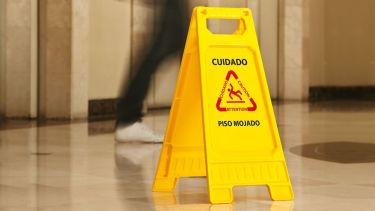 Indemnización millonaria en Río Negro: fue a una fiesta, se resbaló en el baño y terminó en cirugía